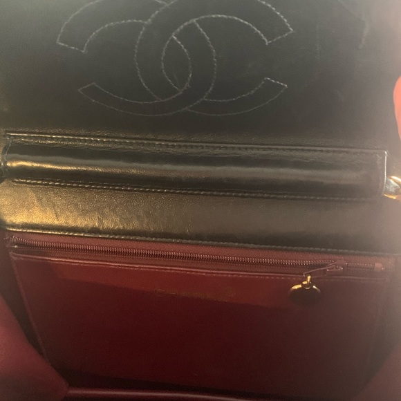 Chanel
 Clutch or Crossbody with Chain Quilted Leather Medium - Picture 3 of 6